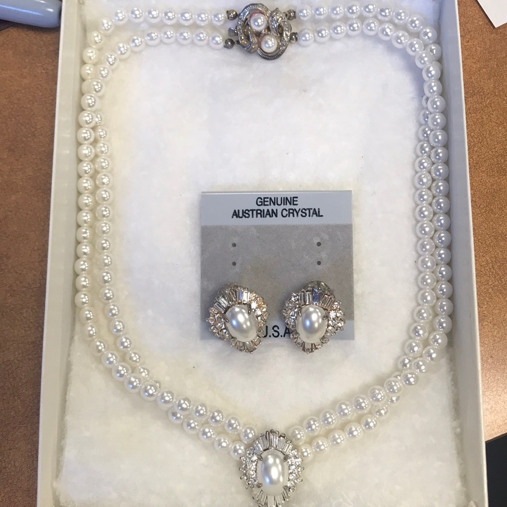 Pearl necklace with pair of pearl clip on earrings